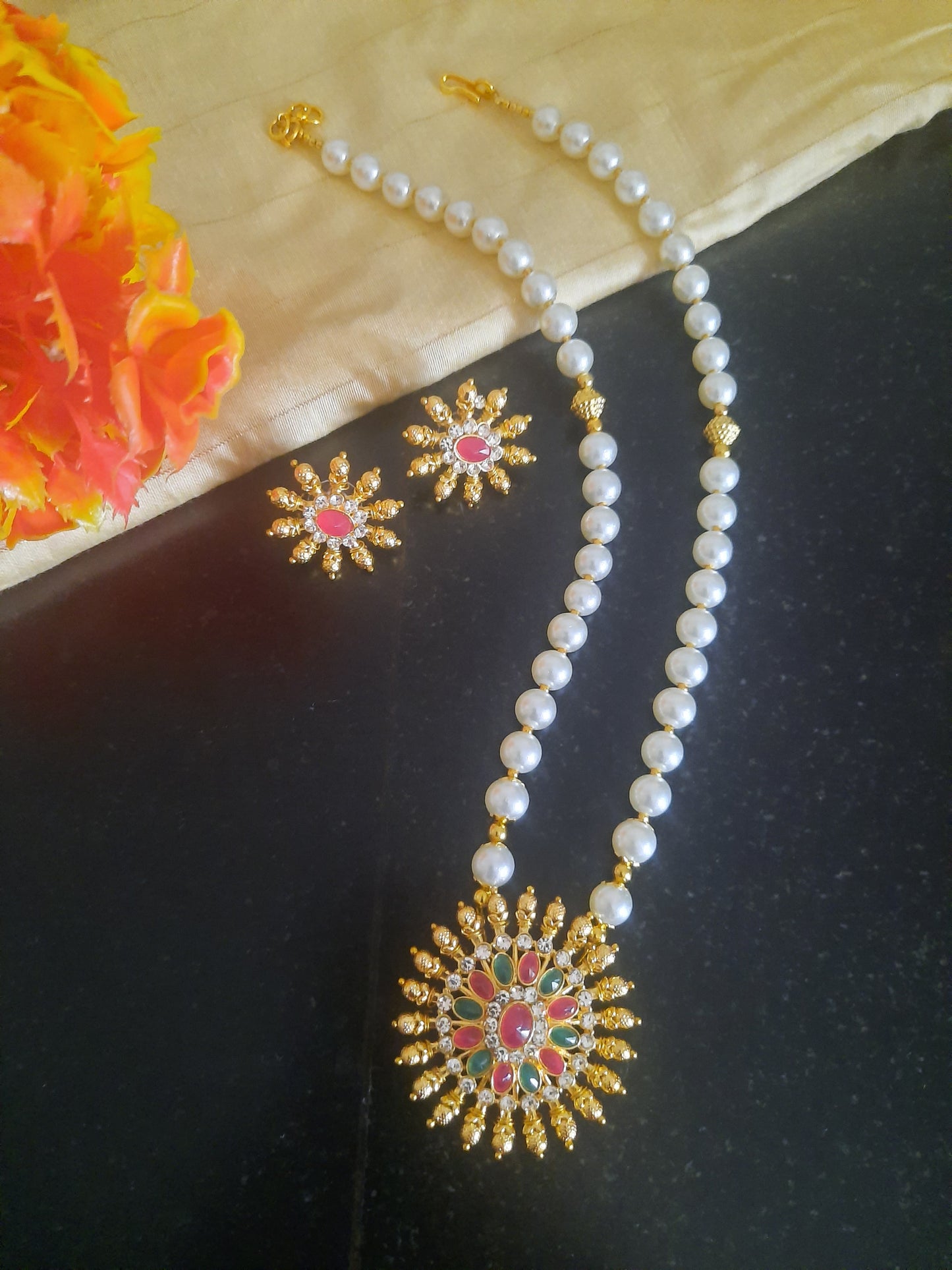 Round Kundan pendant Pearl Necklace